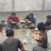 Kompak di Lapangan, Babinsa dan Kades Awasi Pembangunan Sambil Makan Bersama