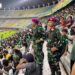 Prajurit Yonkapa 2 Marinir Amankan Laga Persebaya vs Madura United Di GBT