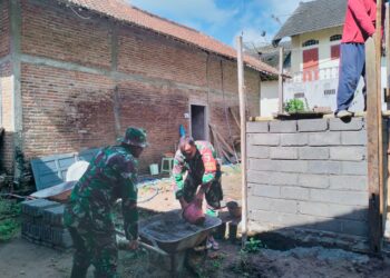 Bangun Sanitasi Babinsa Kerjen Bersama Warga, Wujud Nyata Pencegahan Penyakit