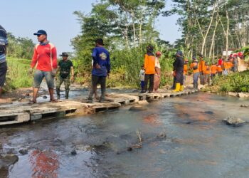 Lansir Material Secara Manual, Bukti Kemanunggalan TNI Dengan Lapisan Masyarakat
