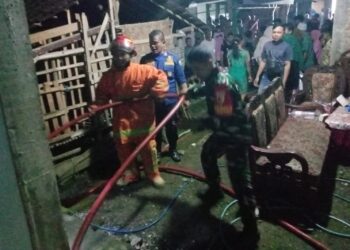 Aksi Cepat Babinsa dan Damkar Padamkan Kebakaran Kandang di Trenggalek