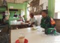 Babinsa Komsos Untuk Menjalin Silaturahmi di Warung Kopi Bersama Warga Binaan