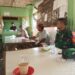 Babinsa Komsos Untuk Menjalin Silaturahmi di Warung Kopi Bersama Warga Binaan