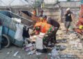 Sampah di Wilayah Kel. Pegangsaan Dua Dibersihkan Babinsa Koramil 06/KG Bersama Petugas TPS