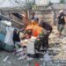 Sampah di Wilayah Kel. Pegangsaan Dua Dibersihkan Babinsa Koramil 06/KG Bersama Petugas TPS