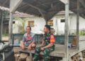 Babinsa Sertu Ade Irfan Ginting Komsos Bersama Warga Binaan Di Sebuah Warung Kopi