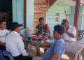 Ngopi Sambil Jaga Negeri: Babinsa dan Kades Lae Parira Bangun Kesadaran Siskamling Warga