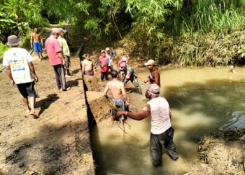 Antisipasi Banjir, Babinsa Koramil Bakung Ajak Warga Kerja Bakti Bersihkan Sungai