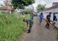 Babinsa Koramil Curug Gotong Royong Bersihkan Kampung Pancasila