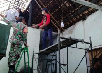 Bantu Perbaiki Atap Rumah Warga Lansia, Wujud Babinsa Bendogrit Peduli Terhadap Kesulitan Rakyat