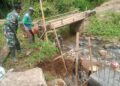 Gotong Royong TNI dan Warga Percepat Pembangunan Jembatan Garuda di Pagerwojo