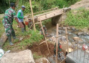 Gotong Royong TNI dan Warga Percepat Pembangunan Jembatan Garuda di Pagerwojo