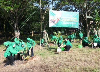 Persit KCK Koorcab Rem 081 Tanam Ratusan Pohon Produktif di Kawasan Gunung Kendil
