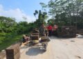 Wujud Babinsa Kebonduren Bersama Warga Kerja Bakti Pasang Dinding Pembatas Jembatan Perintis Garuda Kali Complang