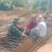 Ngopi di Lokasi Pembangunan KDKMP Desa Prongil, Babinsa 06/Kerajaan Suntik Semangat dan Cek Progres
