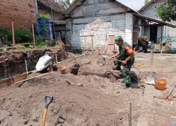 Wujud Kemanunggalan TNI Dan Rakyat, Babinsa Bence Bantu Gali Pondasi Rumah Warga