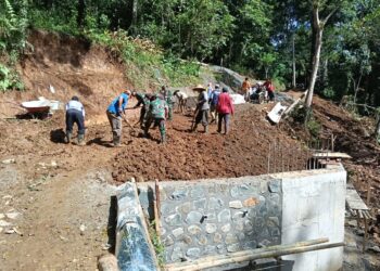 TNI Bersama Warga Gotong Royong Timbun Abutment Jembatan Garuda Desa Samar