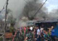 AKSI SIGAP PRAJURIT TNI AL PADAMKAN KEBAKARAN PEMUKIMAN DI KOTA MANADO