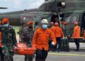 Batalyon Parako 466 Pasgat Bawa Jenazah Korban Heli PK-CFX Matthew Air Nusantara Ke Bandara Supadio