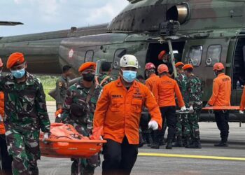 Batalyon Parako 466 Pasgat Bawa Jenazah Korban Heli PK-CFX Matthew Air Nusantara Ke Bandara Supadio