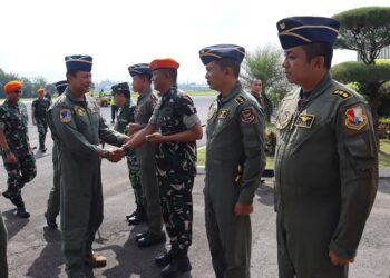 Komandan Brigade Parako 2 Pasgat Sambut Kedatangan Kasau Dalam Rangka Pengecekan Kesiapan Operasi di Lanud Abdulrachman Saleh