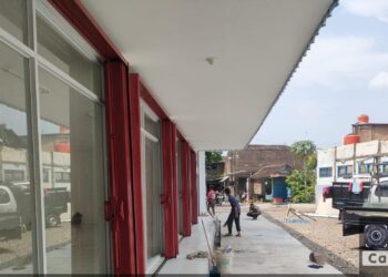 Babinsa Koramil 05/Pasar Kliwon Aktif Monitoring Pembanguanan KDKMP di Kelurahan Sangkrah