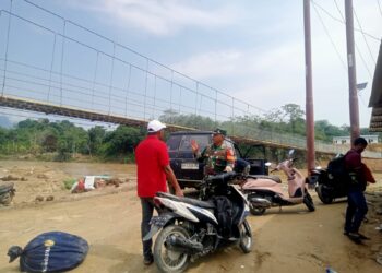 Demi Keselamatan Warga, Kopda Yoni Ingatkan: disiplin melintasi dan Jangan Abaikan Batas Kapasitas Jembatan Gantung