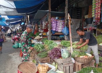 Babinsa Kodim 0104/Atim Intensifkan Pemantauan Harga Sembako di Pasar Rakyat