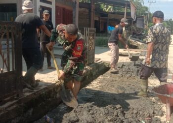 Babinsa dan Warga Kompak Bersihkan Parit, Cegah Genangan Saat Hujan