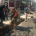 Babinsa dan Warga Kompak Bersihkan Parit, Cegah Genangan Saat Hujan
