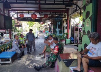 Tingkatkan Keamanan Babinsa Sudiroprajan Bersama Linmas Gelar Patroli Dan Komsos Di Wilayah Binaan