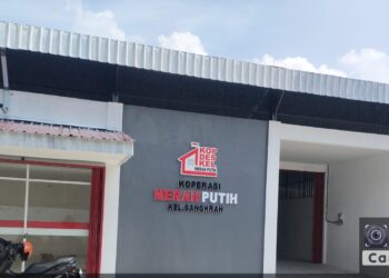 Kawal Pembangunan KDKMP Kelurahan Sangkrah, Babinsa Tegaskan Sasaran Selesai Tepat Waktu