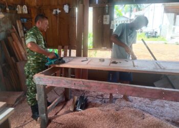 Babinsa Koramil Susoh Dorong Pengrajin Perabot Tradisional Tingkatkan Kualitas Produksi