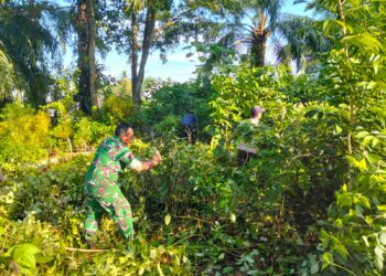 Babinsa Bersama Warga Gotong Royong Bersihkan TPU Ie Mirah Babahrot