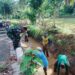 Ciptakan Kenyamanan Lingkungan, Babinsa dan Warga di Babahrot Gotong Royong Bersihkan Saluran Pengairan Desa