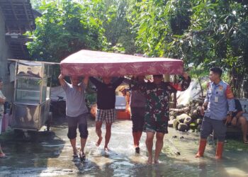 Respon Cepat…!!! Babinsa Koramil 04/Jebres, Bantu Evakuasi Korban Banjir