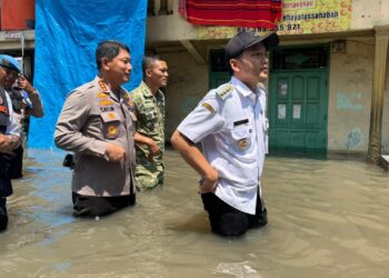 Dandim 0735/Surakarta Bersama Forkopimda Tinjau Kondisi Banjir di Kelurahan Joyotakan