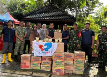 Tinjau Lokasi Banjir, Dandim 0735/ Surakarta Bantu Penyaluran Bantuan Sembako