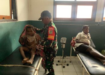 Aparat Gabungan TNI Bersama RSUD Mulia dan PMI Kab Puncak Jaya Evakuasi Pengungsi Korban Penembakan KKB di Distrik Sinak