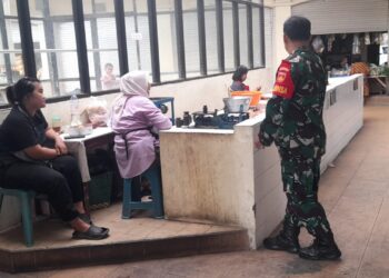Ciptakan Keamanan & Kondusif Wilayah,Babinsa Manahan Bersama Linmas Laksanakan Patroli, Susuri Pemukiman Penduduk & Pasar Tradisional