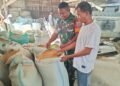 Pastikan Stok Aman, Babinsa Langsa Timur Turun Cek Ketersediaan Beras di Kilang Padi