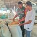 Pastikan Stok Aman, Babinsa Langsa Timur Turun Cek Ketersediaan Beras di Kilang Padi