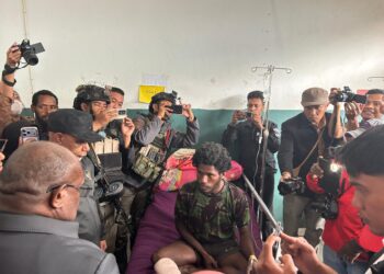 Kodim 1714/Puncak Jaya dan Polri Kawal Ketat Gubernur Papua Tengah Tinjau Korban Insiden Sinak, Instruksikan Status Tanggap Darurat dan Biaya Medis Ditanggung Penuh
