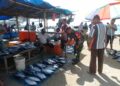Babinsa Monitor Stabilitas Harga Ikan di PPI Ujung Serangga Susoh