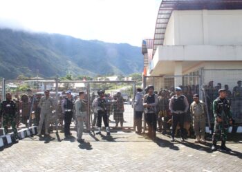 TNI-Polri Kawal Ketat Penyaluran Bantuan Pengungsi Kampung Kembru di Puncak Jaya