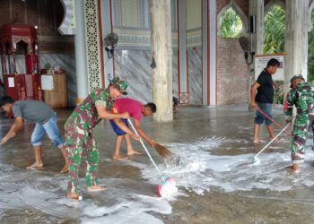 Jelang Salat Lima Waktu, Babinsa dan Masyarakat Kompak Bersihkan Masjid