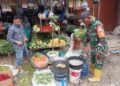 Pastikan Harga Tetap Wajar, Babinsa Lakukan Pemantauan Rutin di Pasar