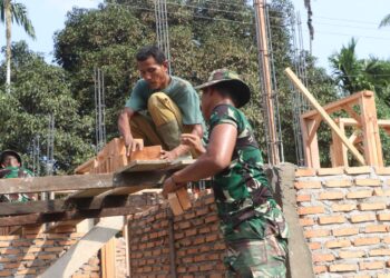 Satgas TMMD Ke-128 Lanjutkan Pembangunan RTLH, Pengecoran Balok Rumah Warga Capai Tahap Penting
