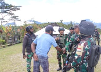 Kodim 1714/Puncak Jaya Peduli Pengungsi dan Salurkan Bantuan Kemanusiaan di Kampung Tirineri