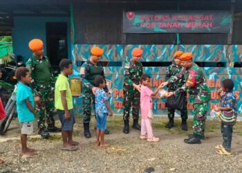 Satgas Pasgat Hadirkan Kebahagiaan Sederhana untuk Anak-Anak Perbatasan Boven Digoel
